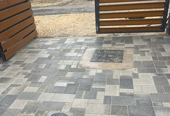 Entrada de vehículos en adoquín antracita con mosaico