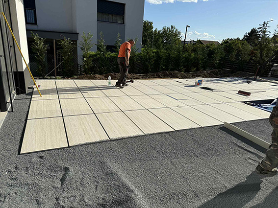 Terraza con losas de gran formato