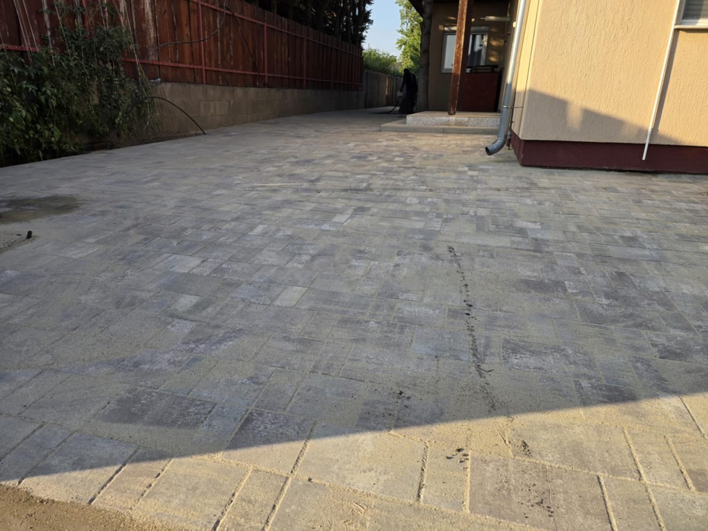 Adoquín beige en un jardín – adoquinado claro
