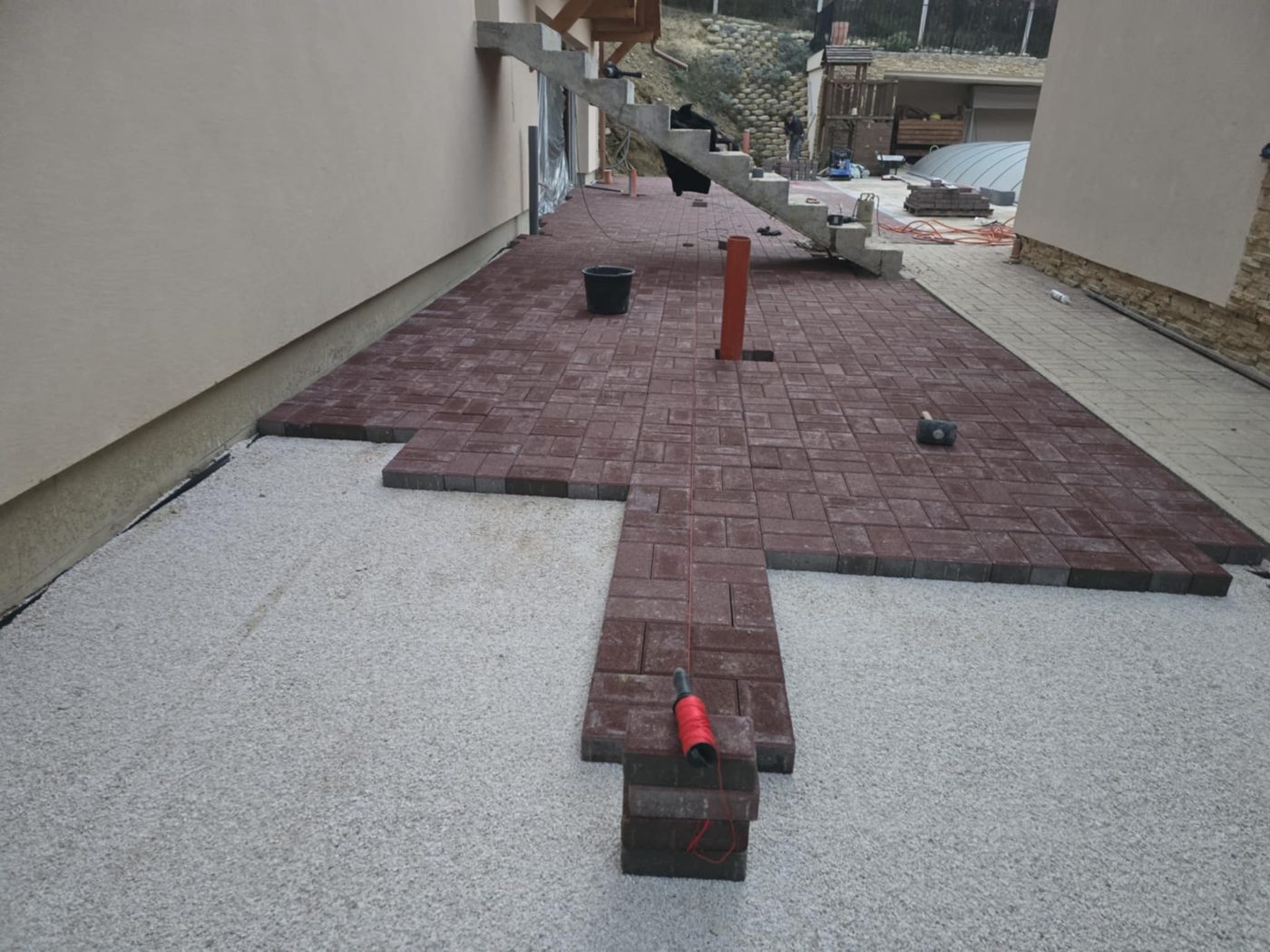 Muro de contención de jardín con bloques jardinera de hormigón
