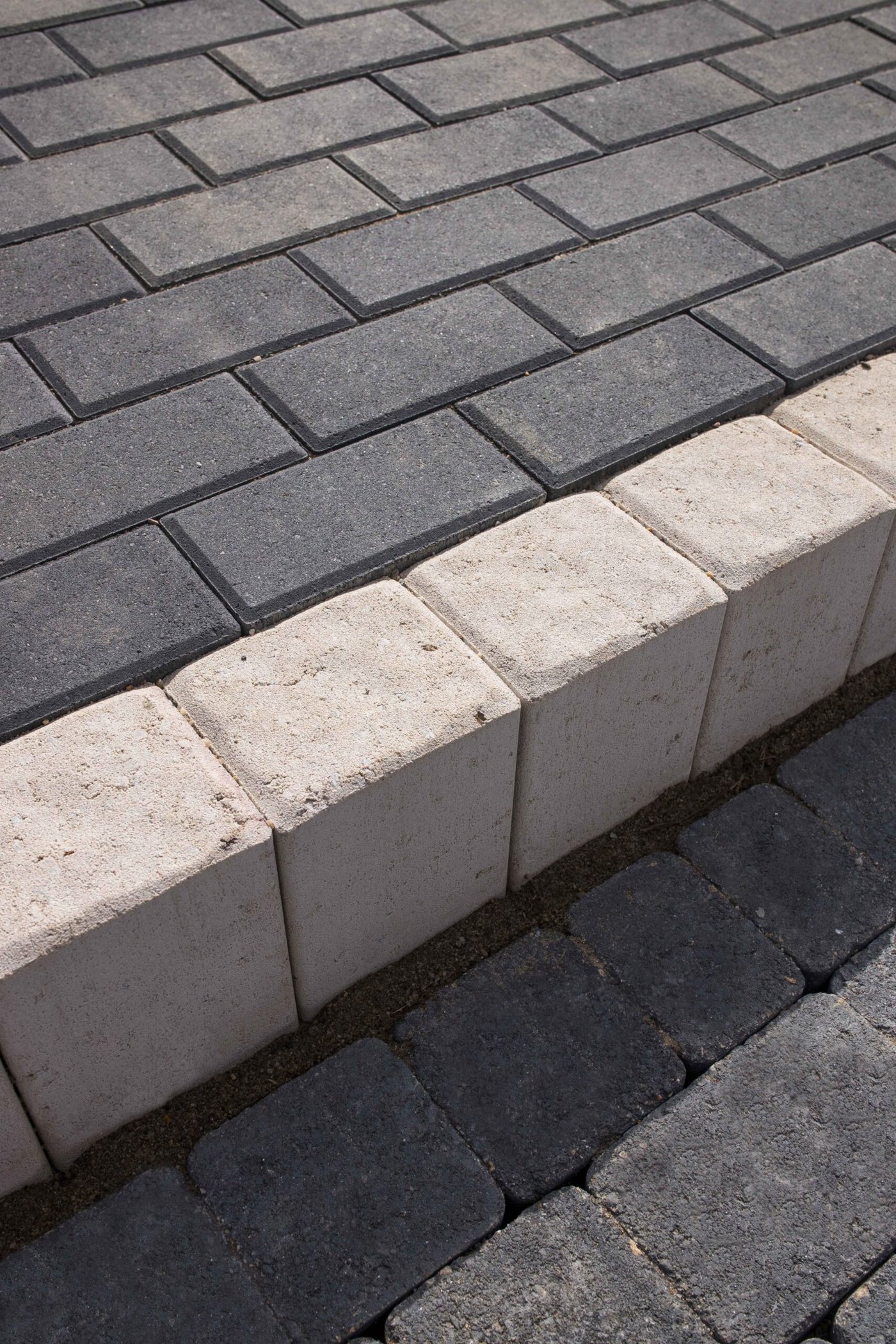 Adoquín rectangular negro-antracita visto de cerca