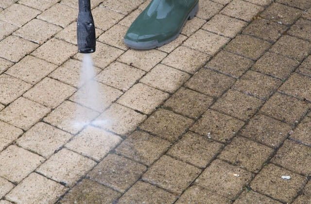 Eliminar las malas hierbas del adoquinado – soluciones duraderas